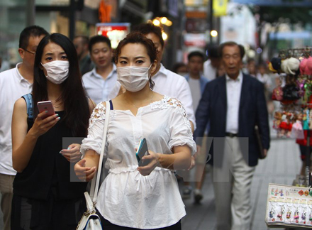 Khách du lịch đeo khẩu trang phòng MERS tại thủ đô Seoul, Hàn Quốc.
